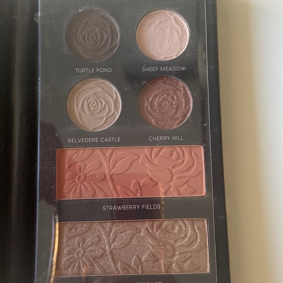 NWT Makeup Pallet - Picture 4 of 4
